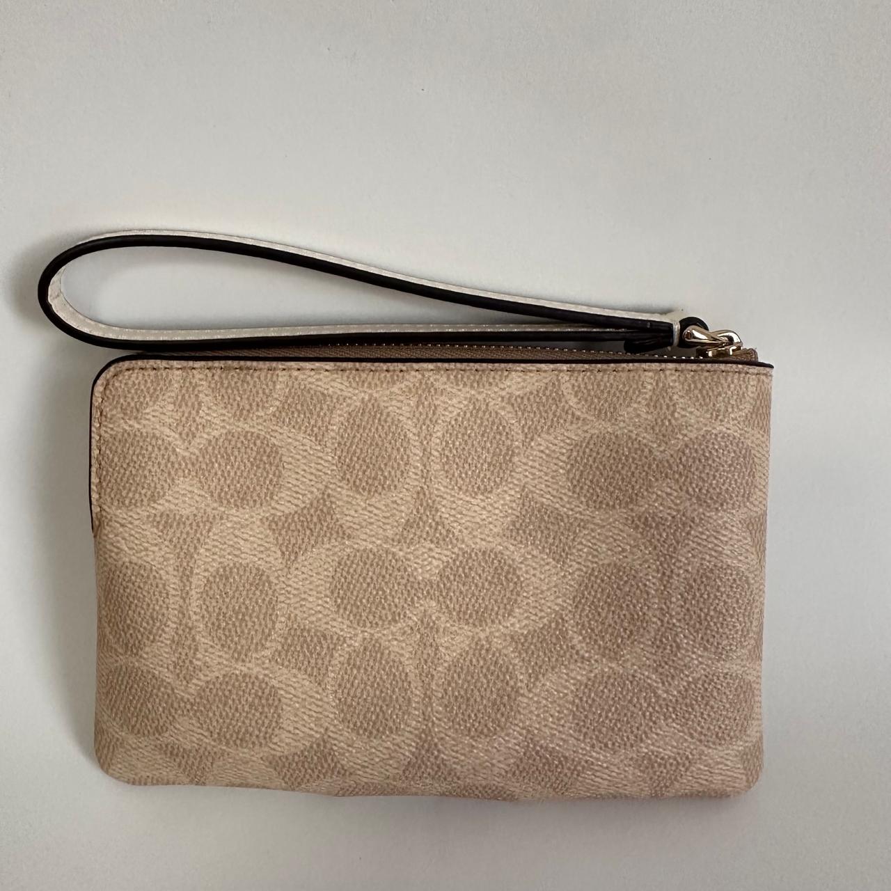 Coach Corner Zip Wristlet – Signature Canvas Sand/Chalk
