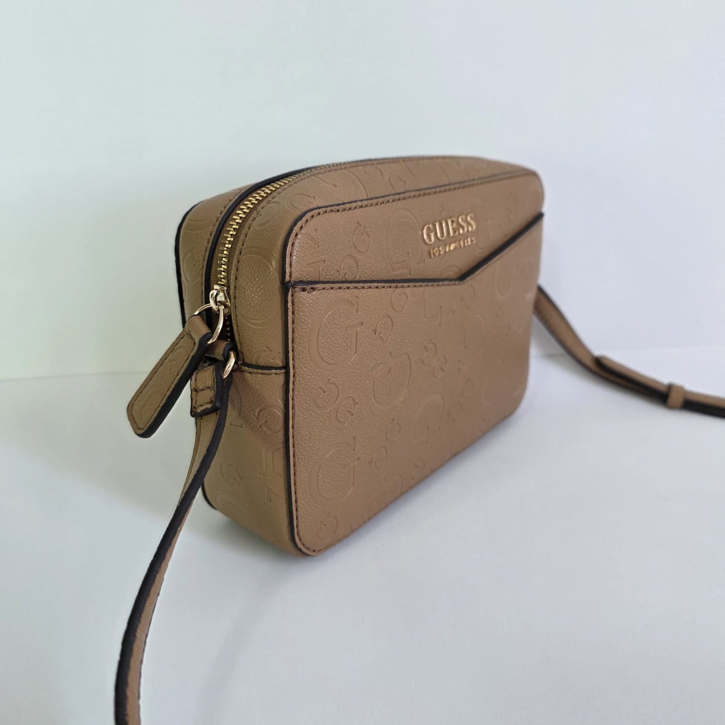 Bolso Guess – Modelo Embossed Camel Logo