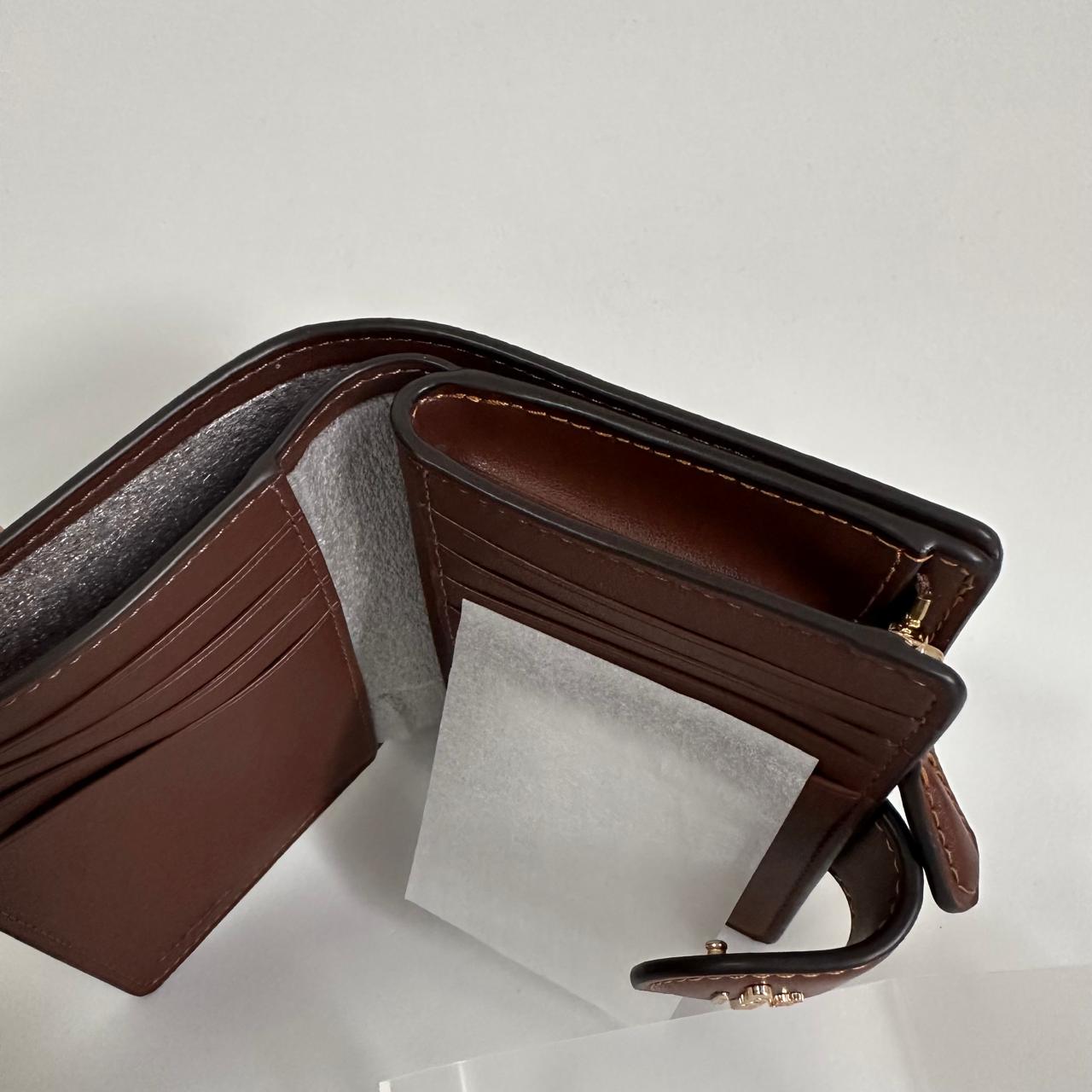 Cartera Coach Medium Corner Zip – Signature Canvas Tan/Saddle
