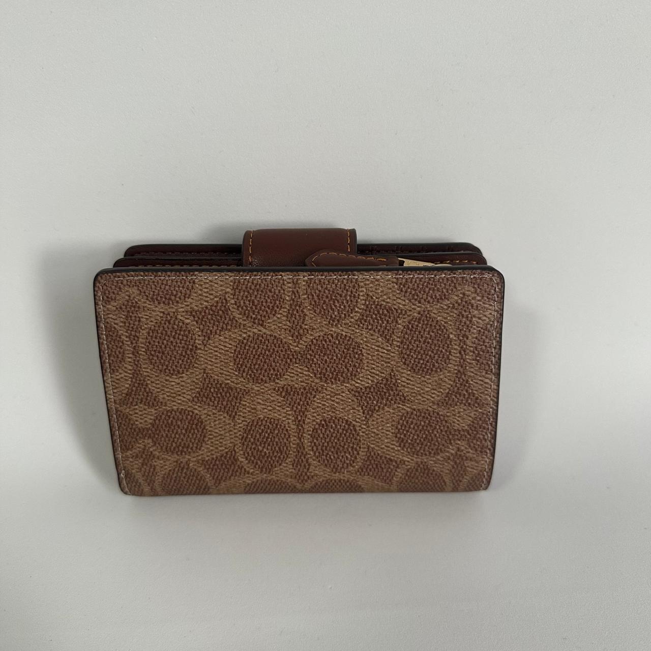 Cartera Coach Medium Corner Zip – Signature Canvas Tan/Saddle