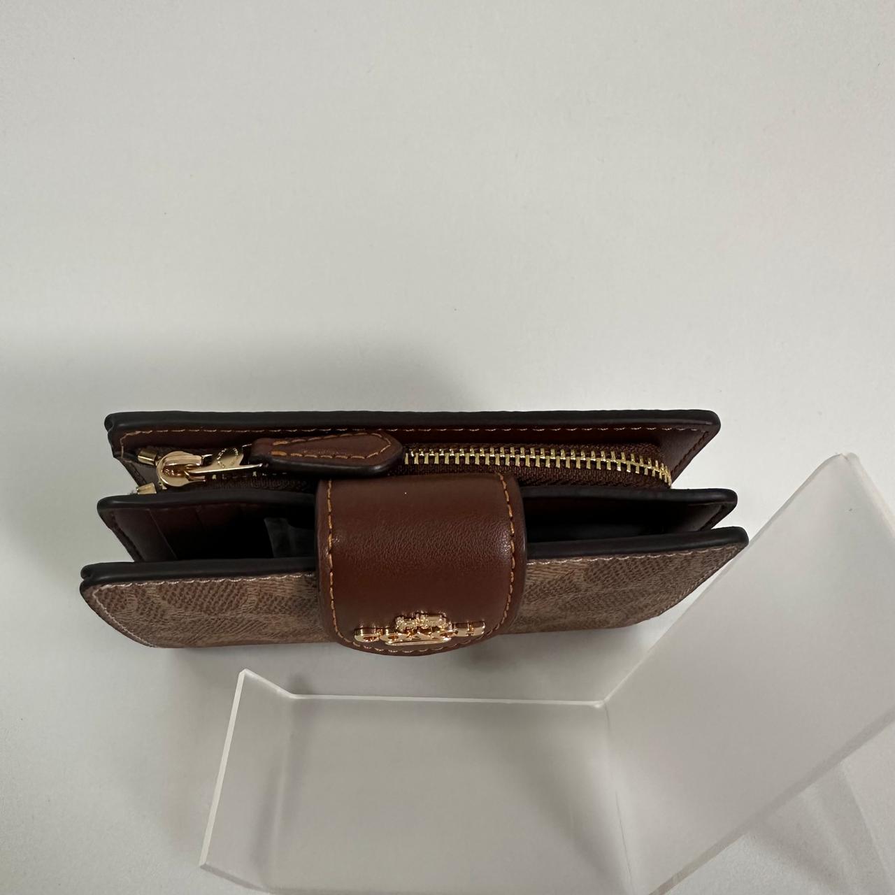 Cartera Coach Medium Corner Zip – Signature Canvas Tan/Saddle