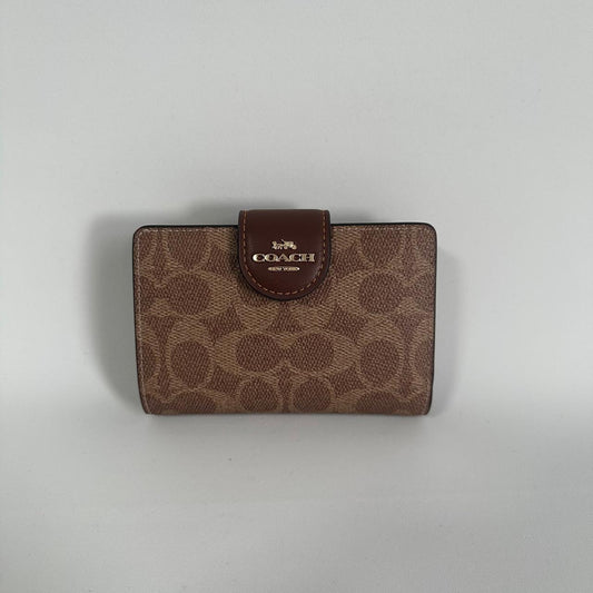 Cartera Coach Medium Corner Zip – Signature Canvas Tan/Saddle
