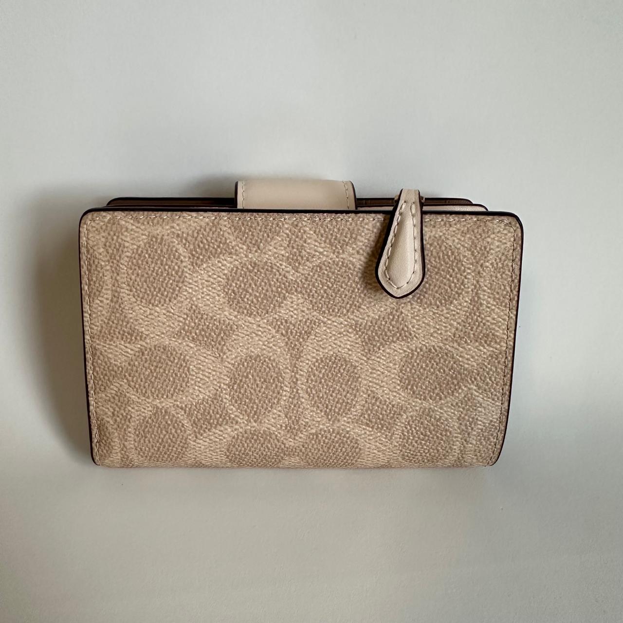 Cartera Coach Medium Corner Zip – Signature Canvas  Chalk / Brown