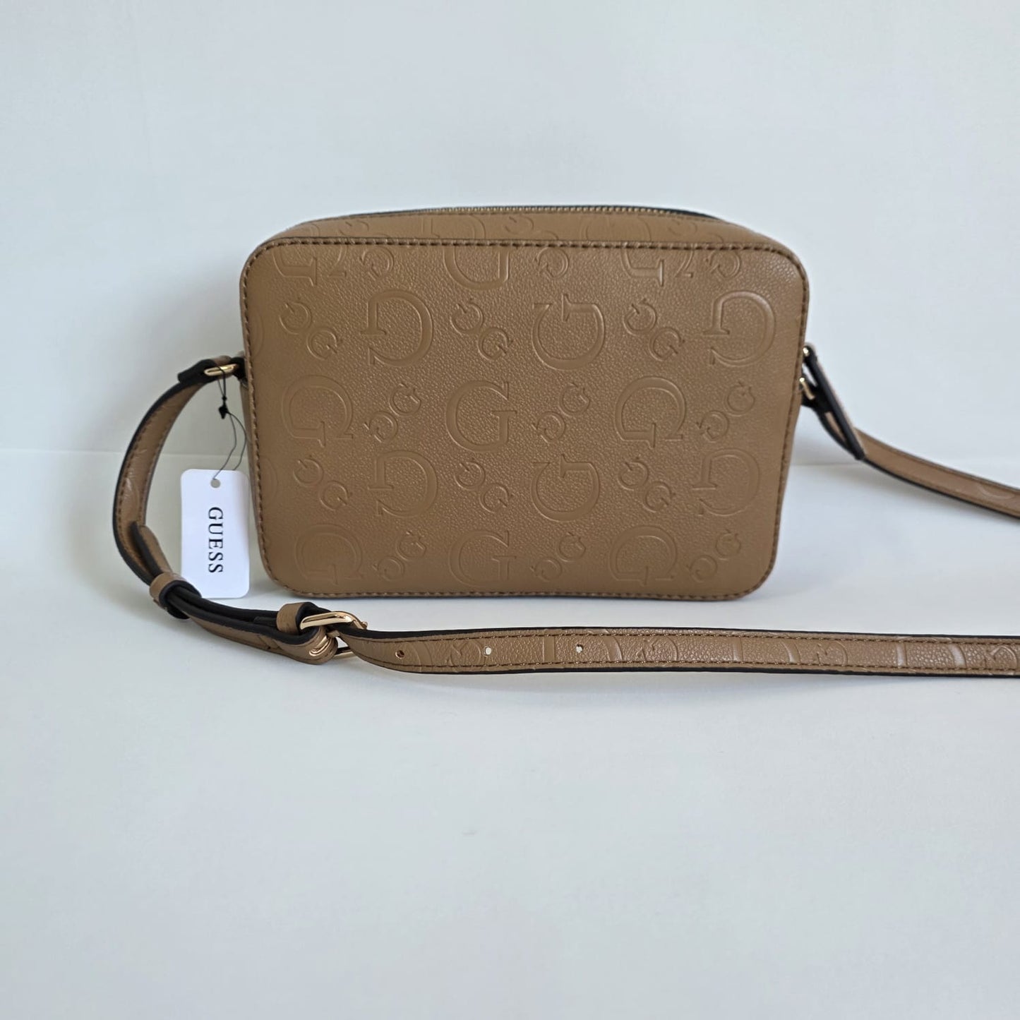 Bolso Guess  – Modelo Embossed Camel Logo