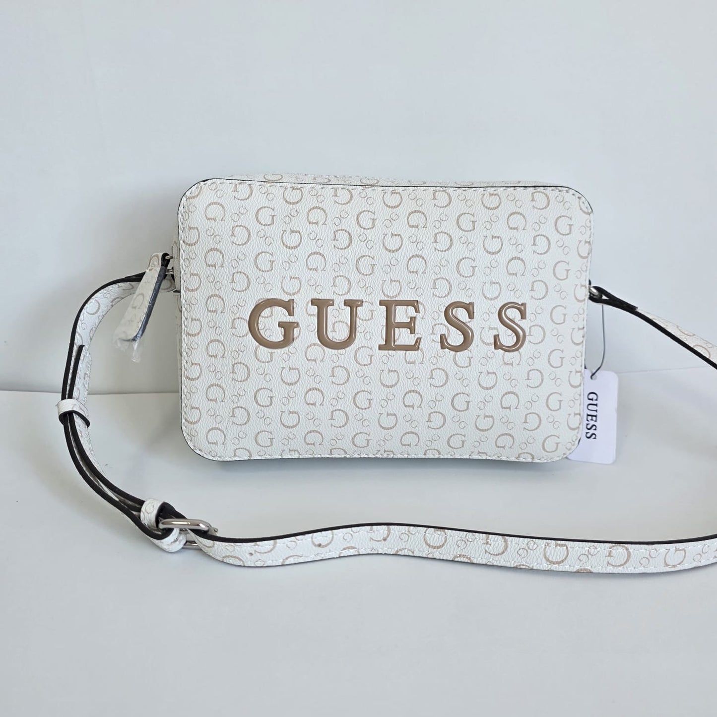 Bolso Guess – Embossed White Logo