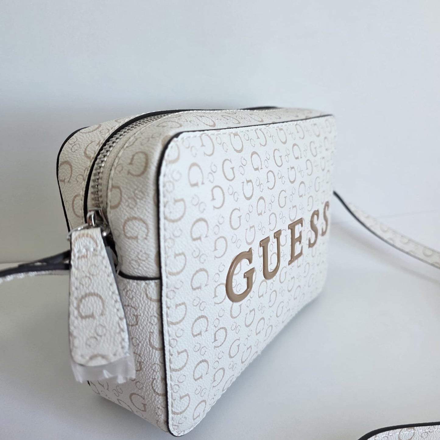 Bolso Guess – Embossed White Logo