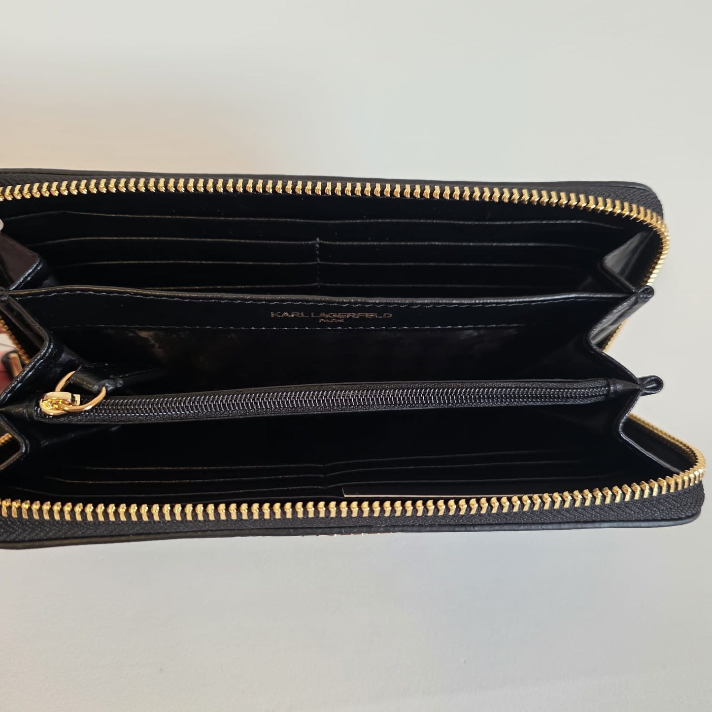 Cartera Karl Lagerfeld Paris – Monograma con Ikonik Karl & Choupette
