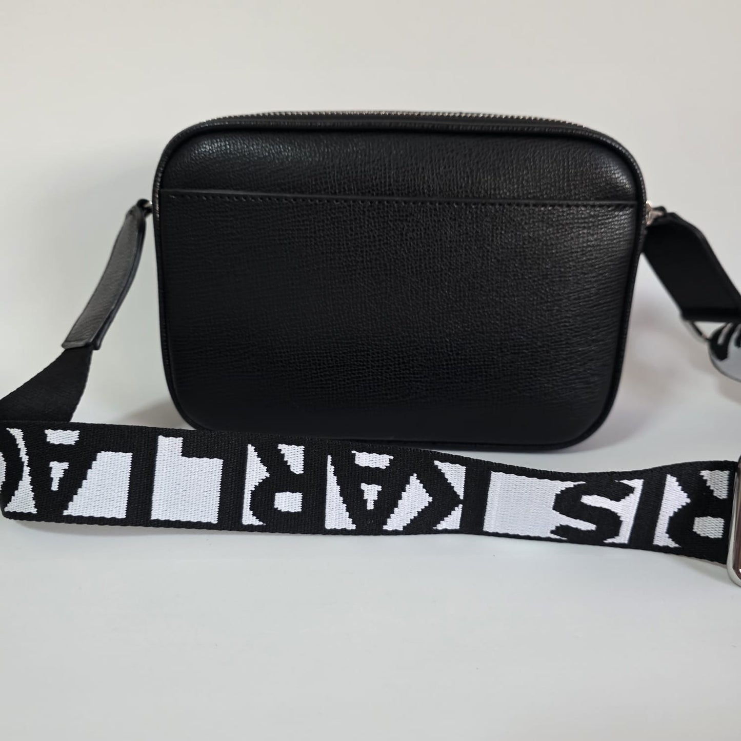 Bolso Karl Lagerfeld Paris con Cadena Decorativa