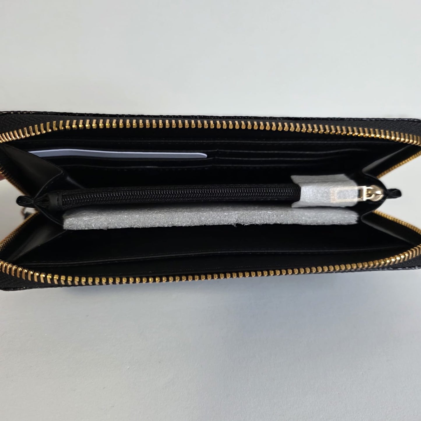 Cartera Guess – Negro Monograma (negro satinado)