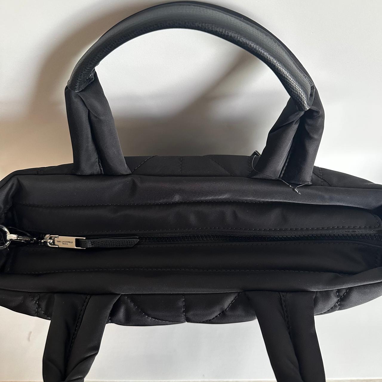 Karl Lagerfeld Paris – Bolsa Tote Acolchada Negra con Cubre Polvo